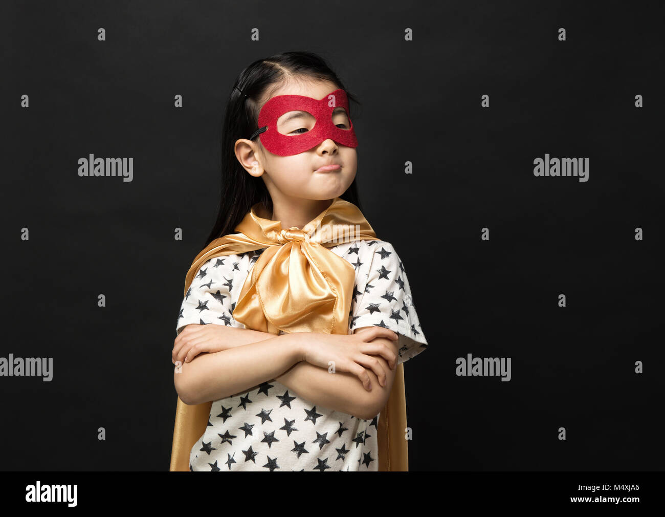Superhelden-Kinder auf einem schwarzen Hintergrund Stockfoto