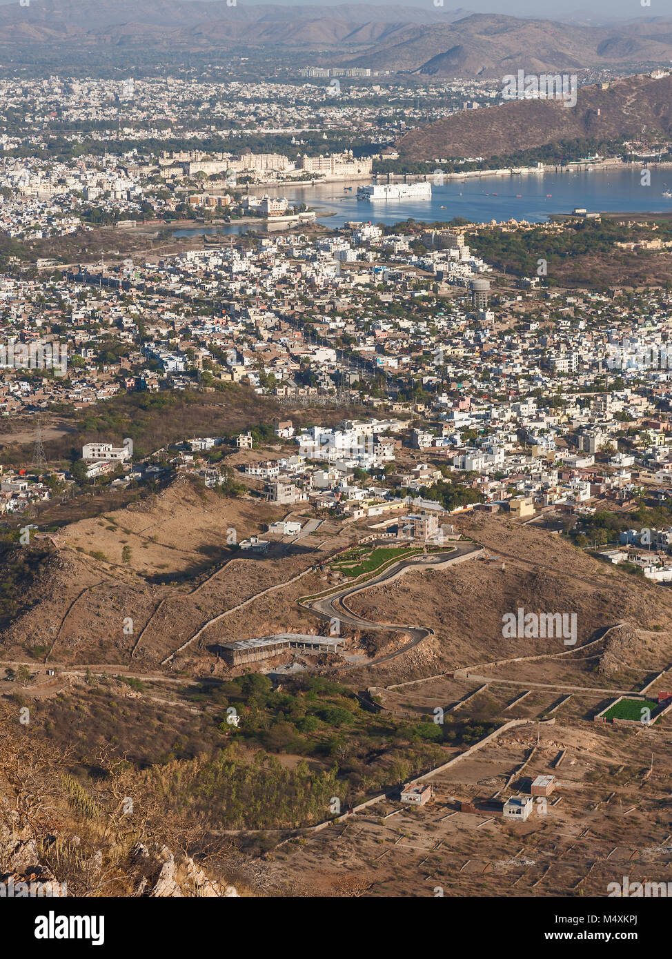 Udaipur Stadt und See Pichola aus gesehen und über die Aravalli Hills auf einem hellen Morgen in Udaipur, Rajasthan, Indien Stockfoto