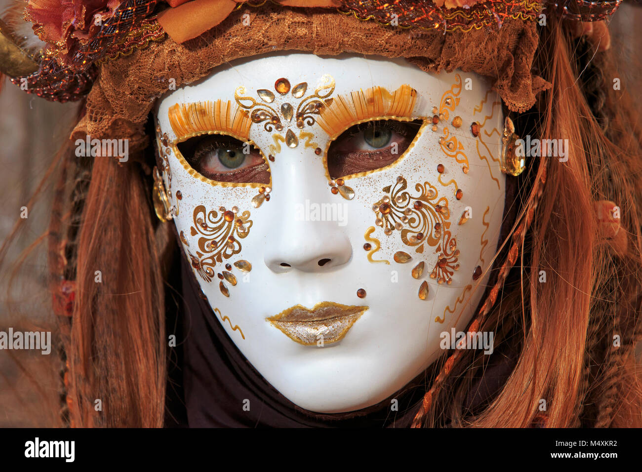 Nahaufnahme einer Dame trägt einen schönen Karneval Maske während der Karneval von Venedig (Carnevale di Venezia) in Venedig, Italien Stockfoto
