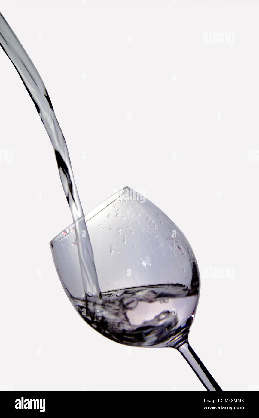 Wasser füllen in ein Glas Stockfoto