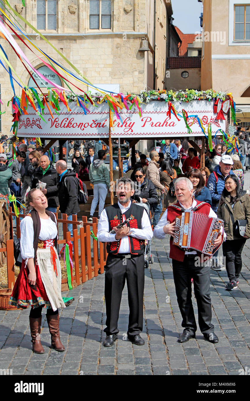 Die Menschen gekleidet in traditionelle Kleidung geben Konzert an Ostern  Markt. Altstädter Ring in Prag, Tschechische Republik, Europa, April 2017  Stockfotografie - Alamy