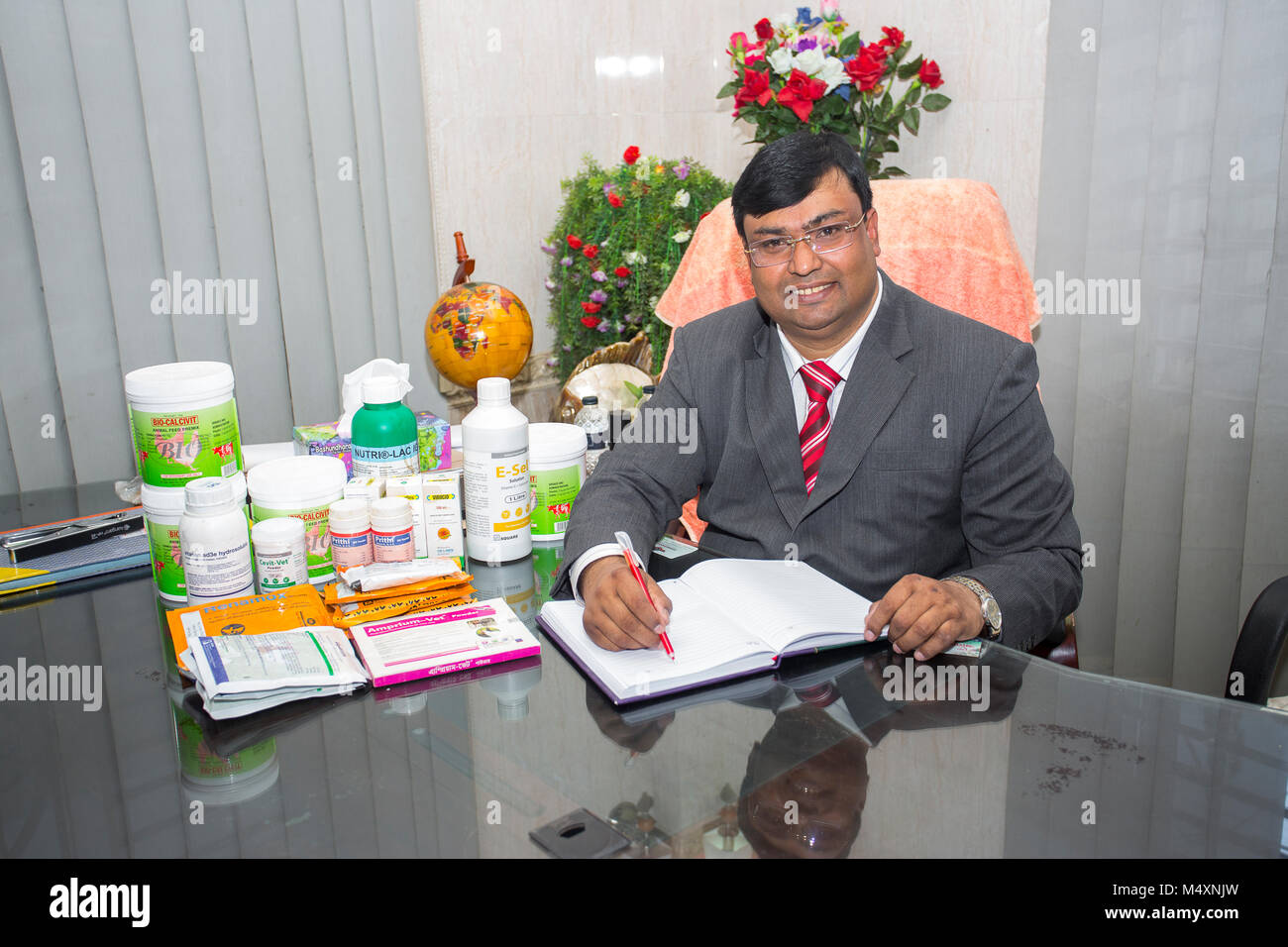 Md. Amir Hossain Sarkar, Inhaber der ersten großen Türkei Bangladesch business Farm" sarker Modarn Türkei Bauernhof" an Ashulia, Korcula, Dhaka, Bangladesch. Stockfoto