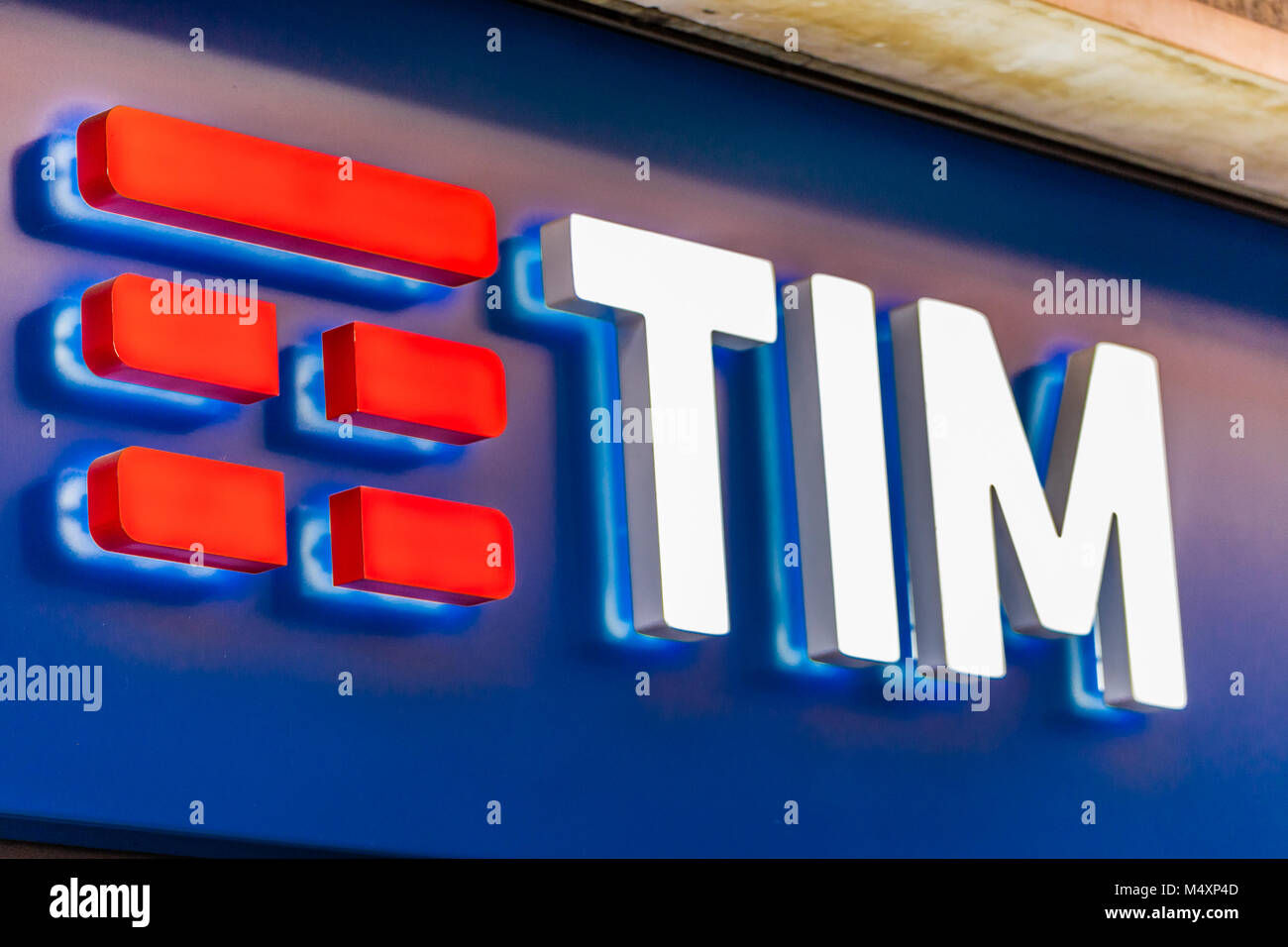 RAVENNA, Italien - 15. FEBRUAR 2018: TIM-Logo. Der italienische Finanzminister guard prüft die Zentrale von TIM für Vorkehrungen gegen die Konkurrenz für Mon Stockfoto