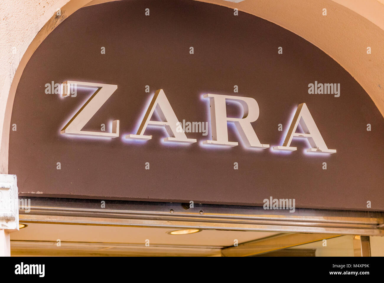 RAVENNA, Italien - 15. FEBRUAR 2018: Zara logo Zeichen der Straße Shop. 65  Prozent der Zara-Produkte sind in Spanien, Portugal, der Türkei und  Nordafrika gemacht Stockfotografie - Alamy