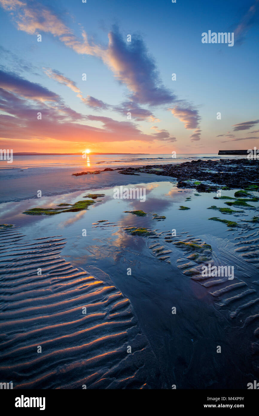 Sonnenuntergang an der Küste von Enniscrone Strand, County Sligo, Irland. Stockfoto