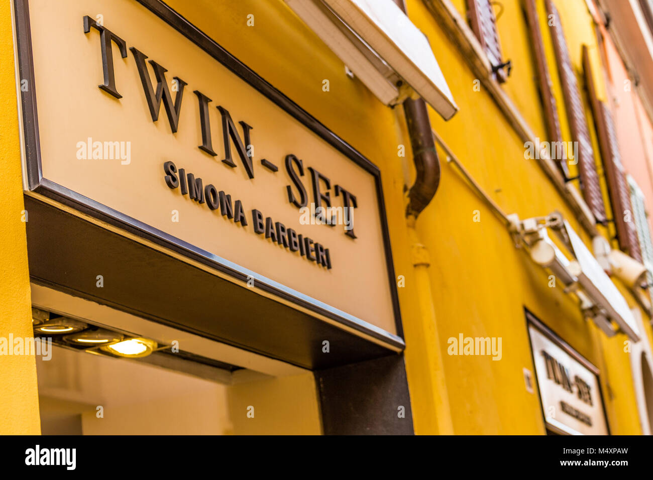 RAVENNA, Italien - 15. FEBRUAR 2018: TWIN-SET SIMONA BARBIERI logo Zeichen der Straße Shop. Der neue Eigentümer, der Private Equity Fonds Carlyle wird in Stockfoto