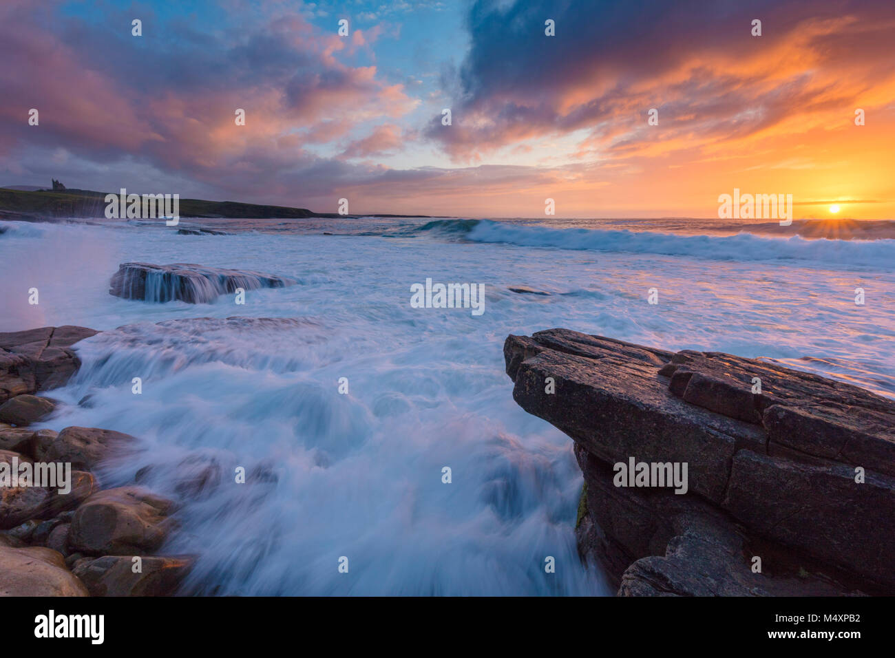 Küsten Sonnenuntergang über Das Classiebawn Castle, Mullaghmore, County Sligo, Irland. Stockfoto