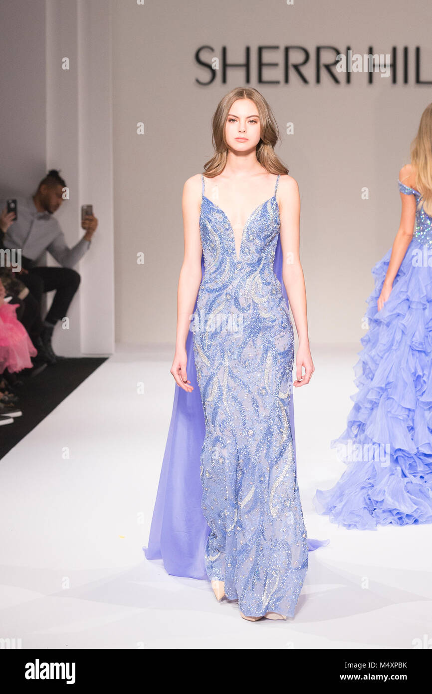 Modell Spaziergänge Landebahn für Sherri Hill Herbst/Piste Winter 2018 an der New York Fashion Week in Gotham Hall (Foto von Lev Radin/Pacific Press) Stockfoto