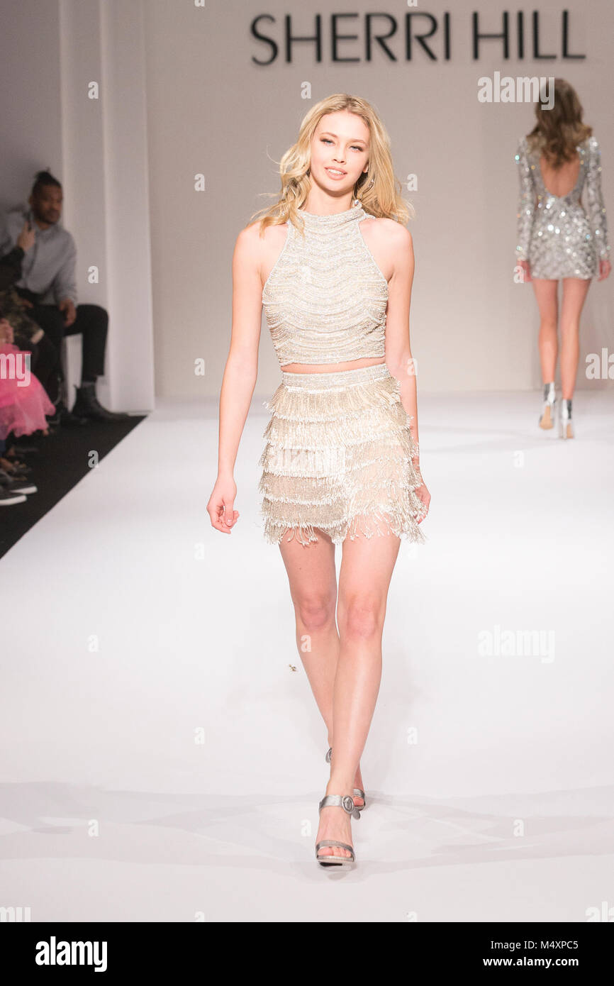 Modell Spaziergänge Landebahn für Sherri Hill Herbst/Piste Winter 2018 an der New York Fashion Week in Gotham Hall (Foto von Lev Radin/Pacific Press) Stockfoto