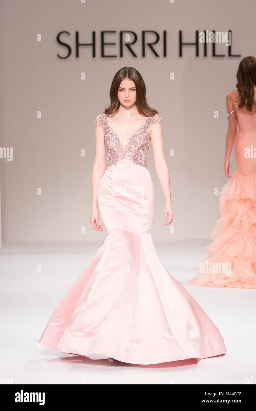 Modell Spaziergänge Landebahn für Sherri Hill Herbst/Piste Winter 2018 an der New York Fashion Week in Gotham Hall (Foto von Lev Radin/Pacific Press) Stockfoto