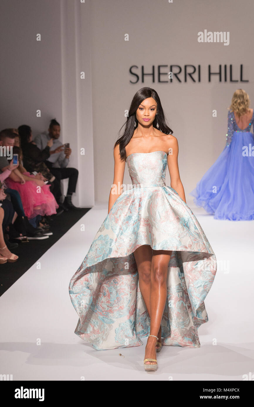 Modell Spaziergänge Landebahn für Sherri Hill Herbst/Piste Winter 2018 an der New York Fashion Week in Gotham Hall (Foto von Lev Radin/Pacific Press) Stockfoto