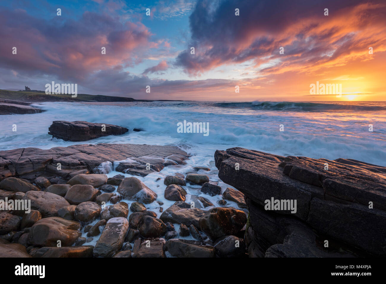 Küsten Sonnenuntergang über Das Classiebawn Castle, Mullaghmore, County Sligo, Irland. Stockfoto