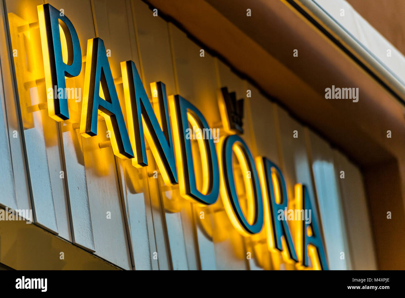 RAVENNA, Italien - 15. FEBRUAR 2018: PANDORA Zeichen der Straße Shop. Der Umsatz der Pandora Gruppe im Jahr 2017 wurde ein Wachstum von 12 Prozent. Stockfoto
