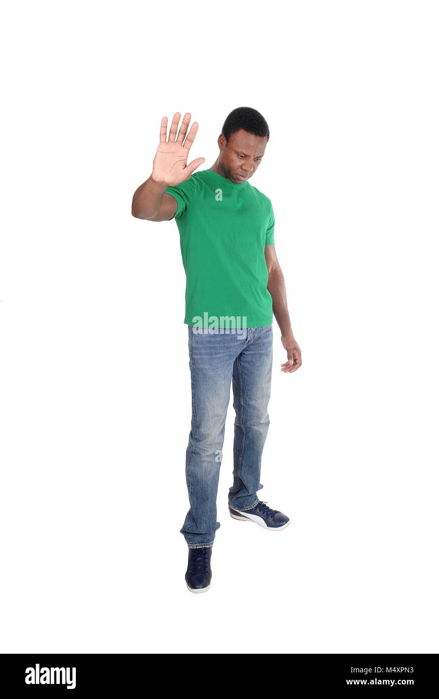 Ein schöner afrikanische amerikanische Mann im grünen Poloshirt seine Hand heben und sagt halt, nicht bewegt, auf weißem Hintergrund Stockfoto