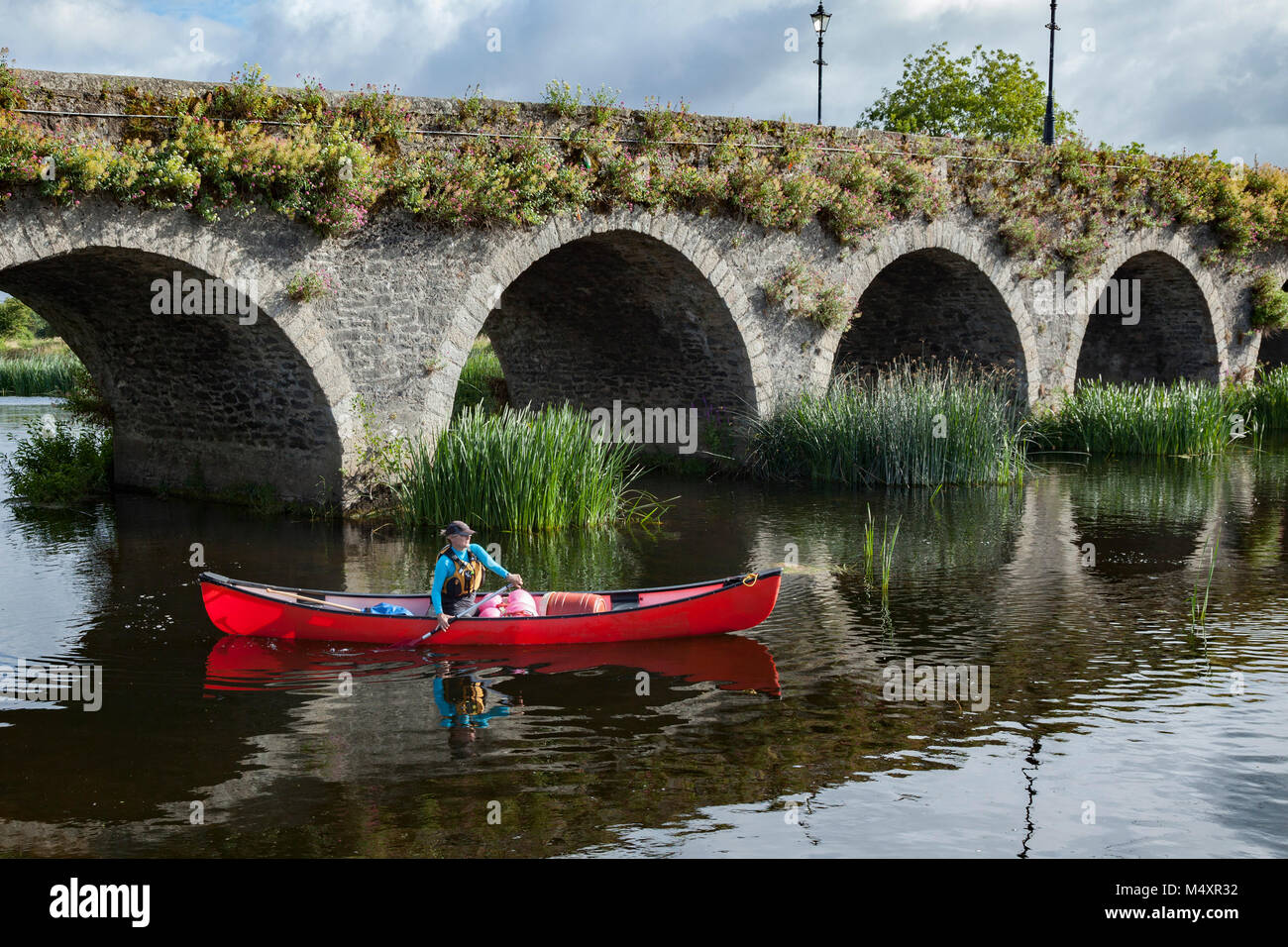 Caneoist unterhalb der Brücke an Goresbridge, Fluss Barrow, County Waterford, Irland. Stockfoto