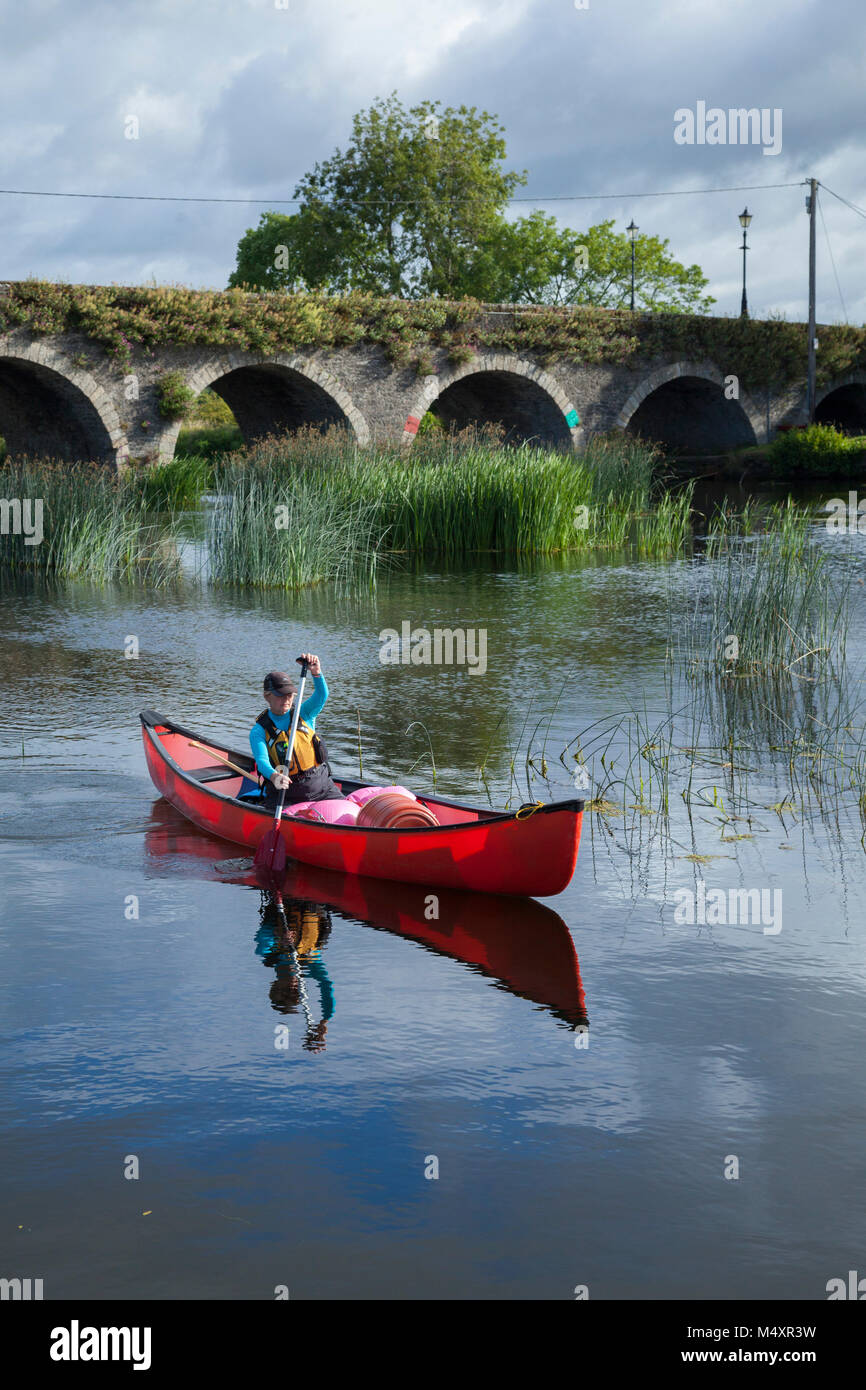 Caneoist unterhalb der Brücke an Goresbridge, Fluss Barrow, County Waterford, Irland. Stockfoto