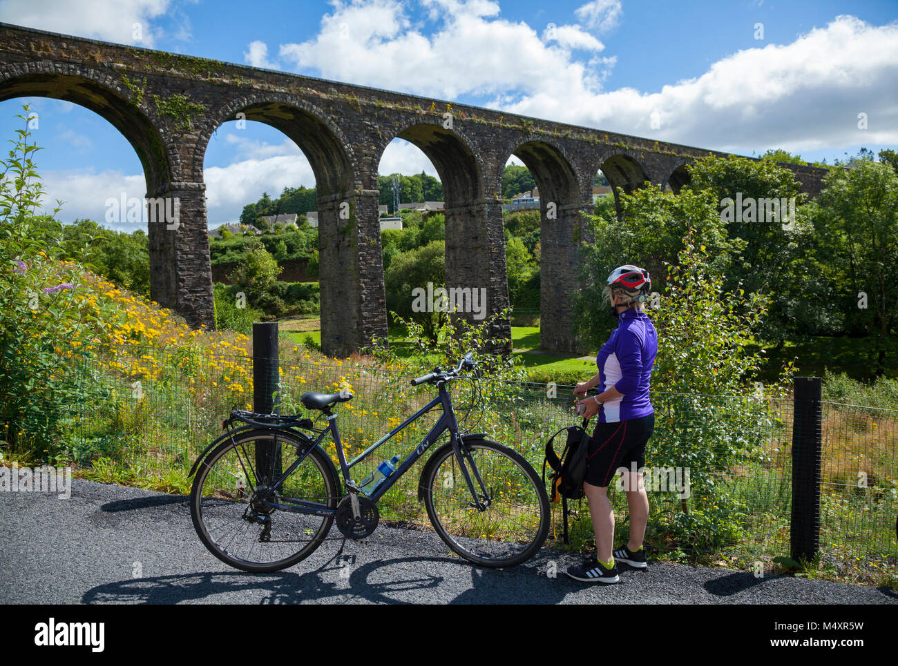 Radfahrer unter Kilmacthomas Viadukt, Waterford Greenway, County Waterford, Irland. Stockfoto