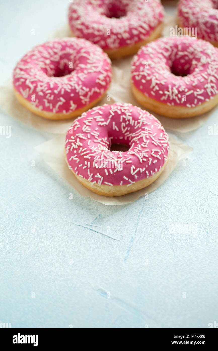 Donut. Süße Puderzucker essen. Dessert bunte Snack. Glasierte Streuseln. Behandeln von leckeren Gebäck Frühstück. Bäckerei Kuchen. Donut mit Zuckerguss. Gebackene ungesunde Runde Stockfoto Donut. Süße Puderzucker essen. Dessert bunte Snack. Glasierte Streuseln. Behandeln von leckeren Gebäck Frühstück. Bäckerei Kuchen. Donut mit Zuckerguss. Gebackene ungesunde Runde Stockfoto