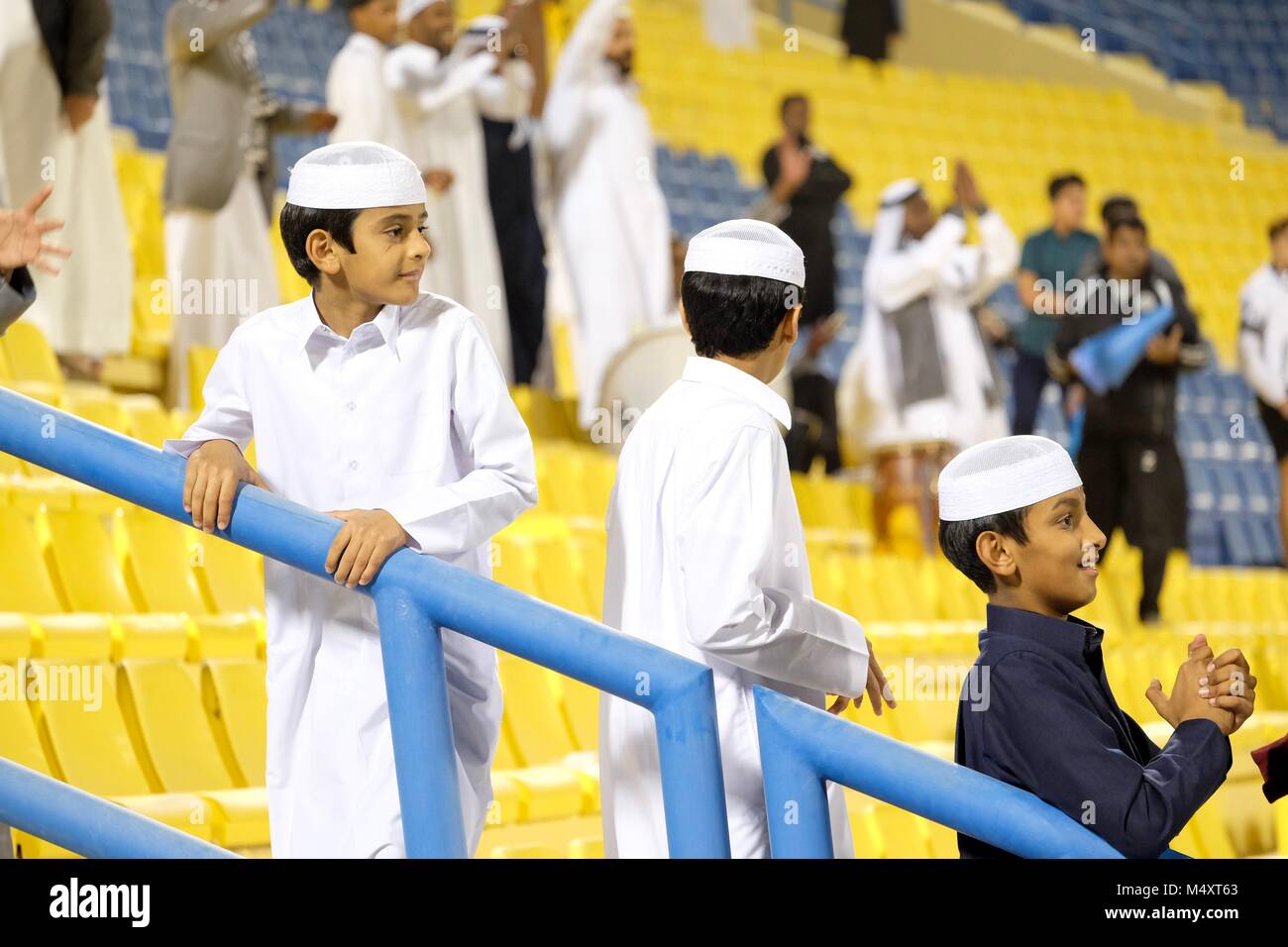 Junge Qataris bei Al gharafa in Doha vs Al Sadd Stockfoto