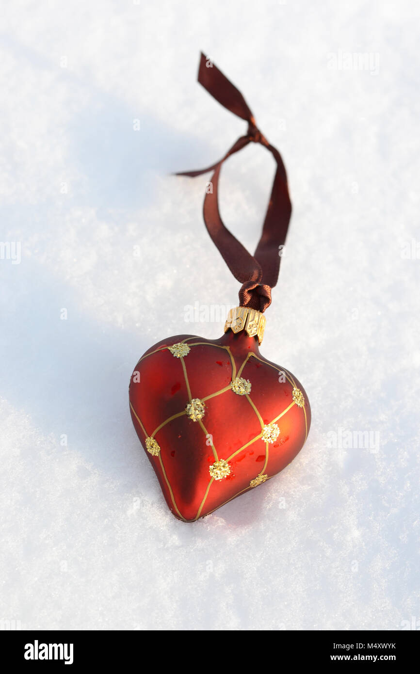 Herz Ornament im Schnee Stockfoto