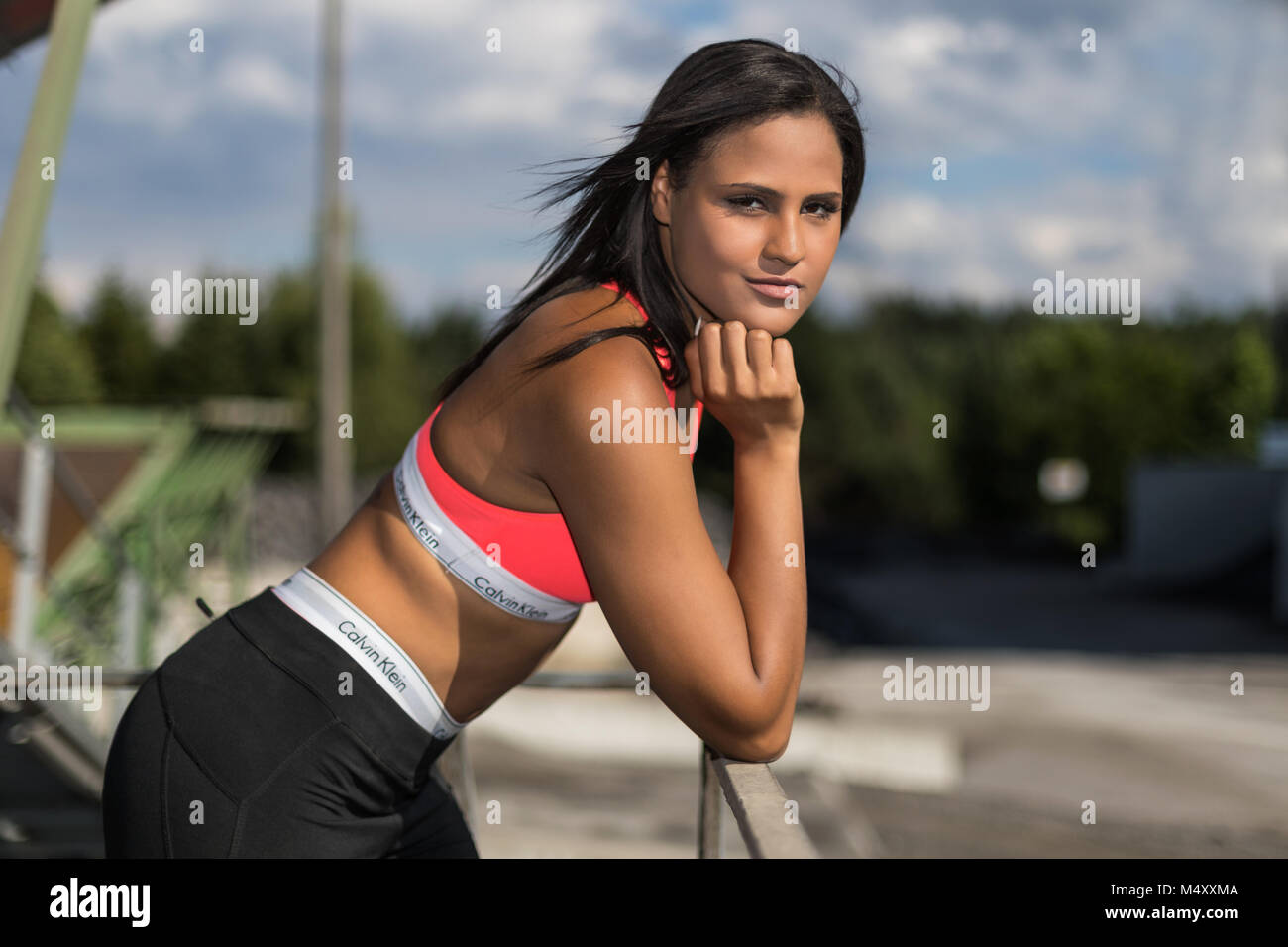 Junge Frau im sportlichen Outfit Stockfoto