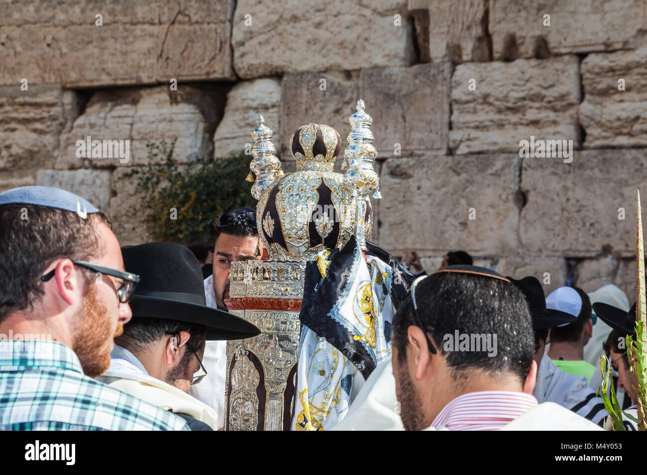 Die Torah Roll in prächtigen Fall Stockfoto