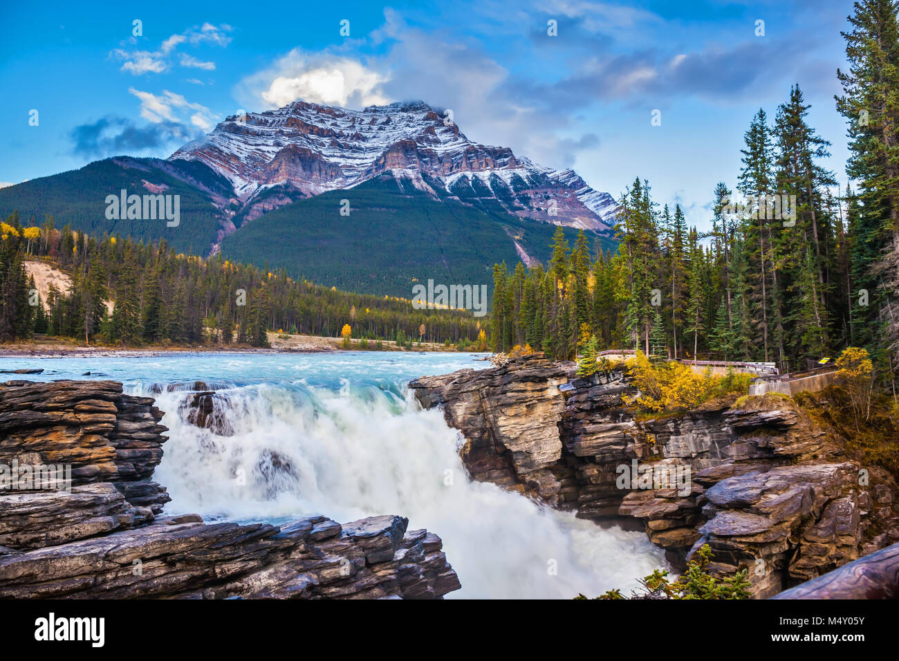 Pyramidenförmige Berg und Wasserfall Athabasca Stockfoto