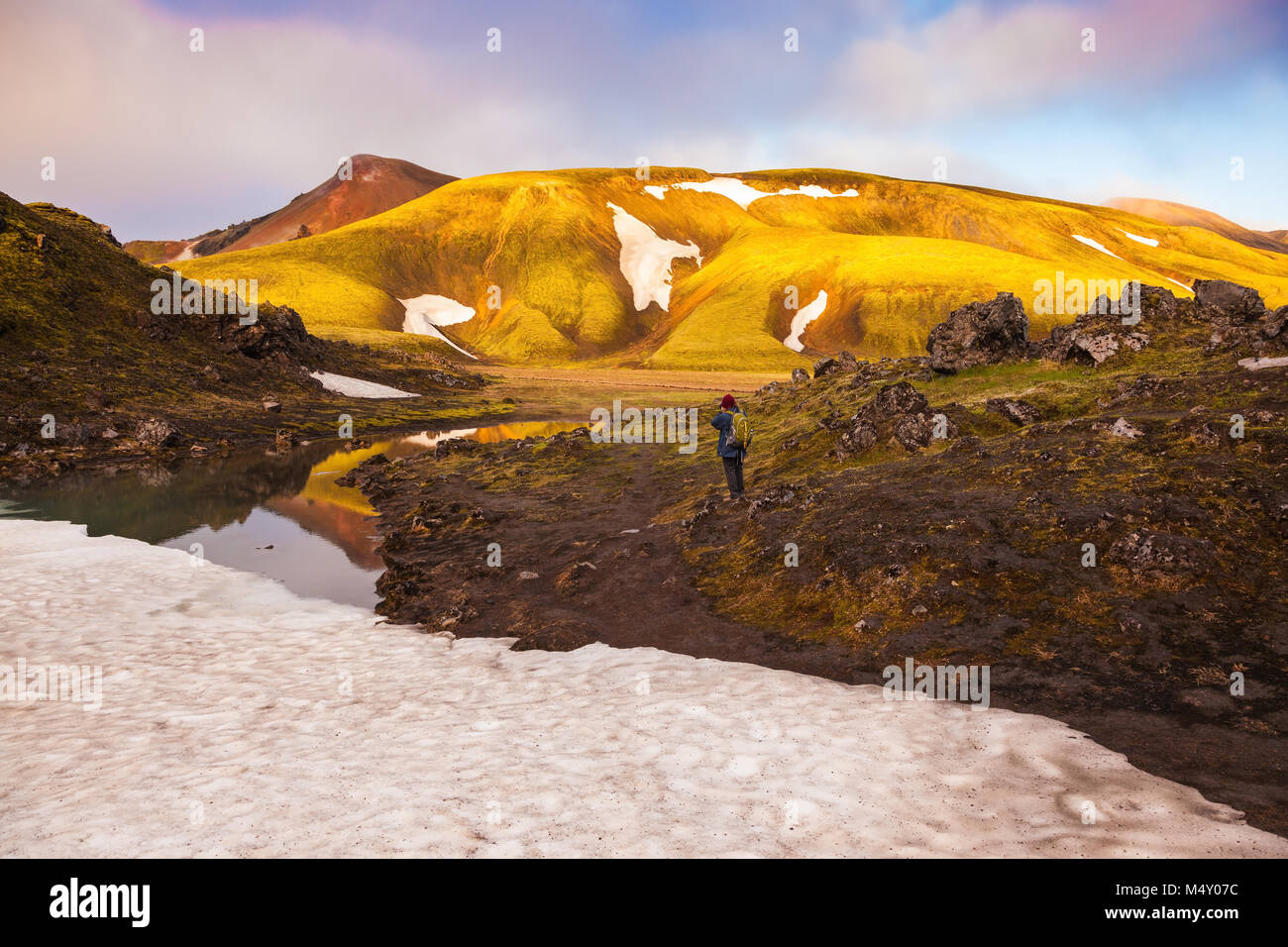 Das goldene Licht der Dämmerung leuchtet auf Berge Stockfoto