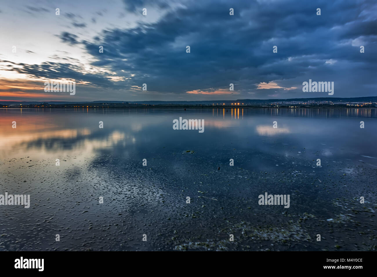 Die Lichter der Stadt am Horizont Stockfoto