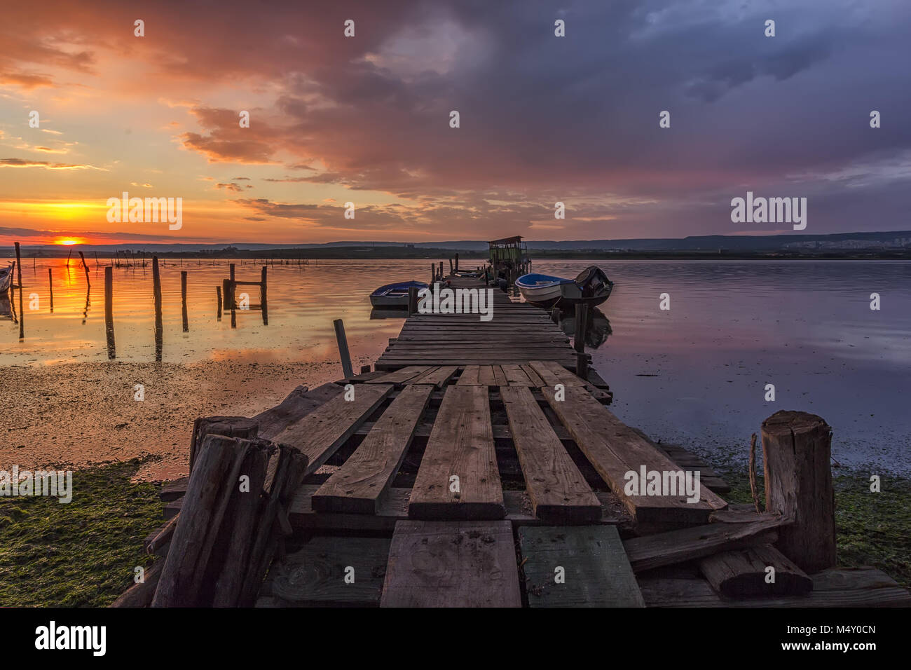 hölzerne Pier und Boote Stockfoto