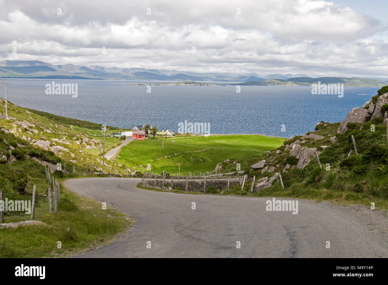 Eine schmale Küstenstraße, Teil des Ring of Beara in Südirland, gegenüber der Kenmare Bay zwischen Allihies und Eyeries auf der Beara-Halbinsel. Stockfoto