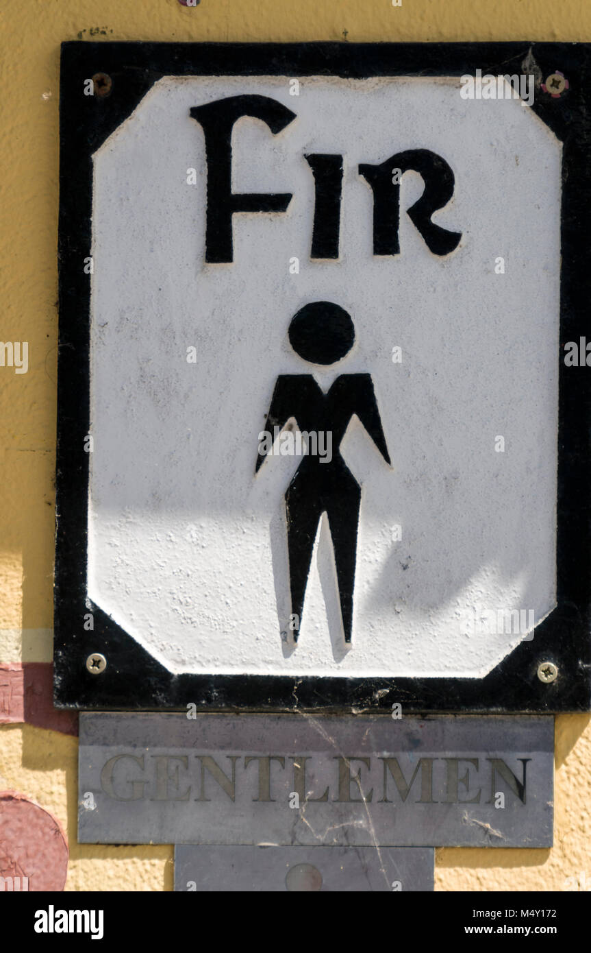 Ein Gents-Schild für öffentliche Toiletten, Fir, in irischer gälischer Sprache im Dorf Eyeries auf der Beara-Halbinsel. Südirland. Stockfoto