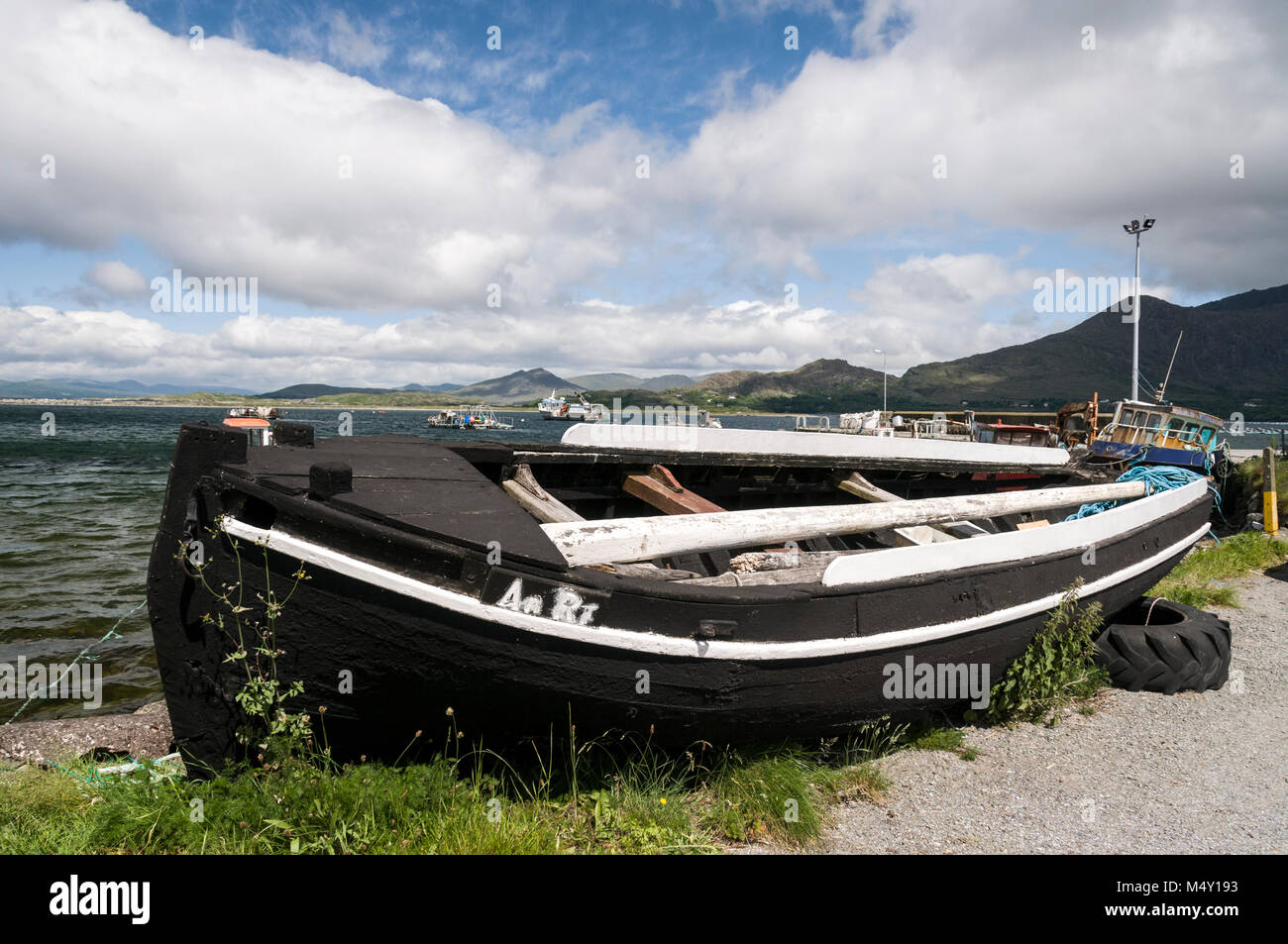 Ein Fischerboot am Ufer der Kenmare Bay zwischen Eyeries und Ardgroom auf dem Ring of Beara auf der Beara-Halbinsel, Südirland. Stockfoto