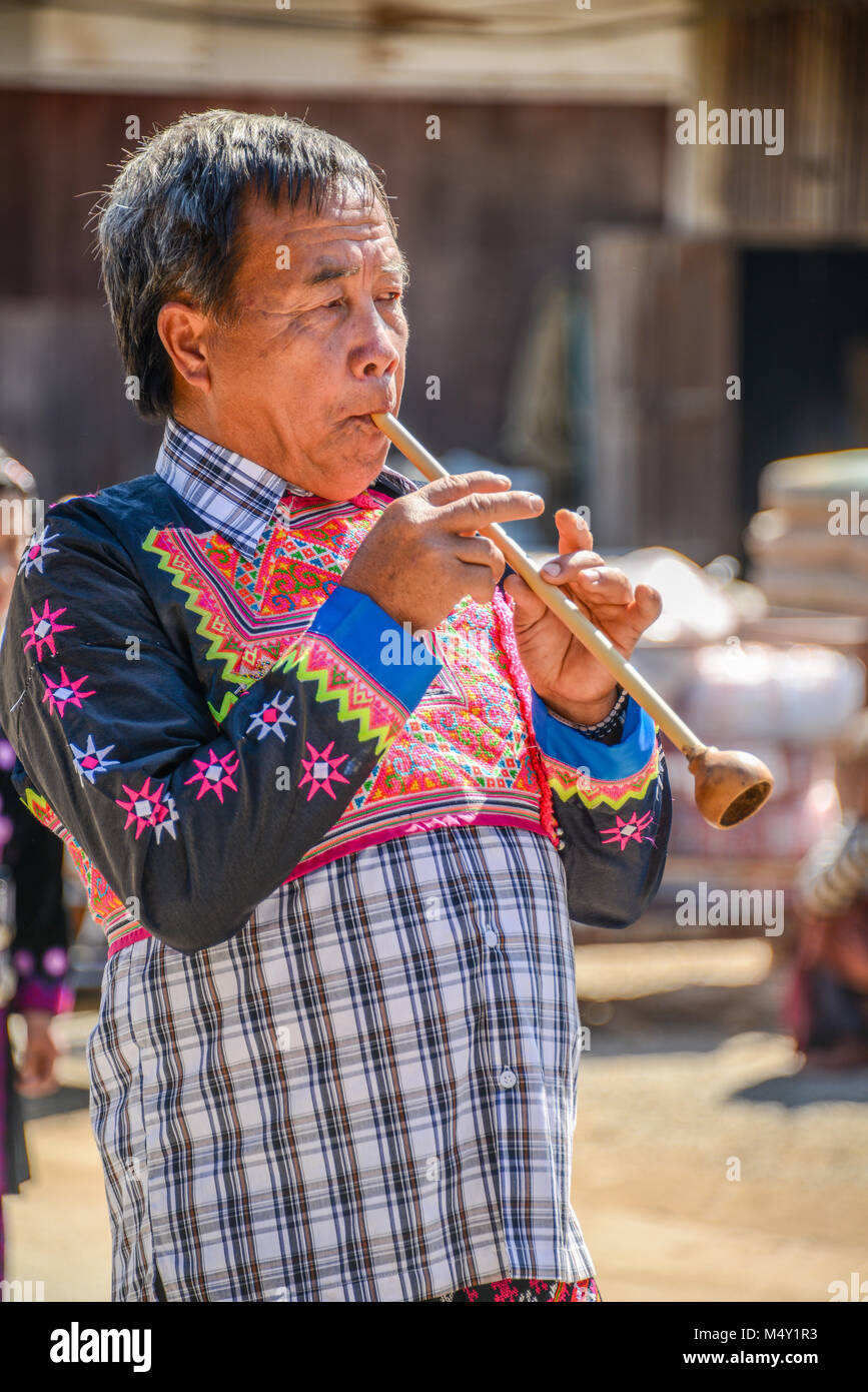 Chiangmai, Thailand - Januar 25, 2015: Hill Tribe älterer Mann blasen traditionellen Rohr, Musik Equipment in die Parade der 22 traditionellen Rock Stoff und Stockfoto