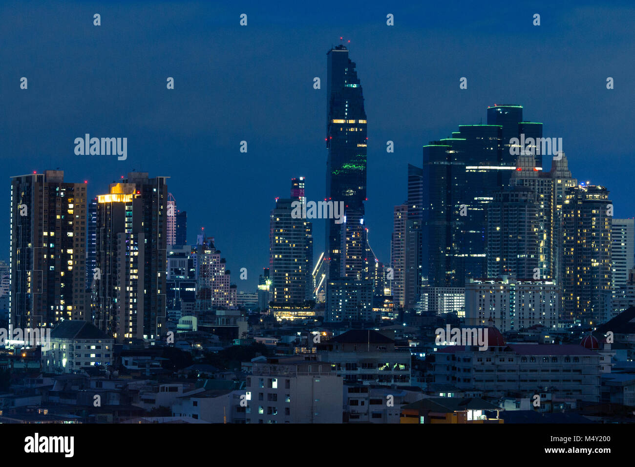 Skyline von Bangkok aus Sathupradit Road in Bangkok. In der Mitte, das neue höchsten Turm der BKK, MahaNakhon. (Ole Scheeren) Stockfoto
