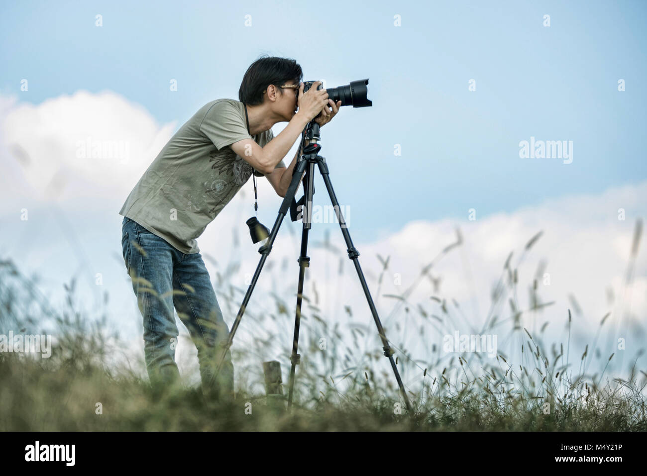 Professionelle reisen auf Lage und Natur Videofilmer und Fotografen (Mann) Natur fotografieren Stockfoto