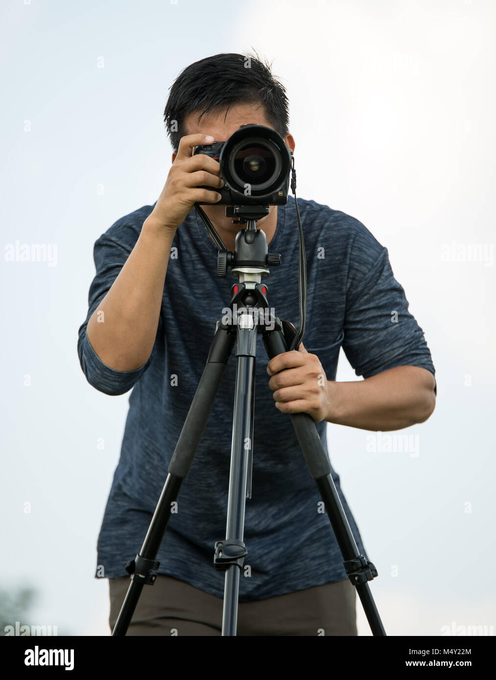 Professionelle reisen auf Lage und Natur Videofilmer und Fotografen (Mann) Natur fotografieren Stockfoto