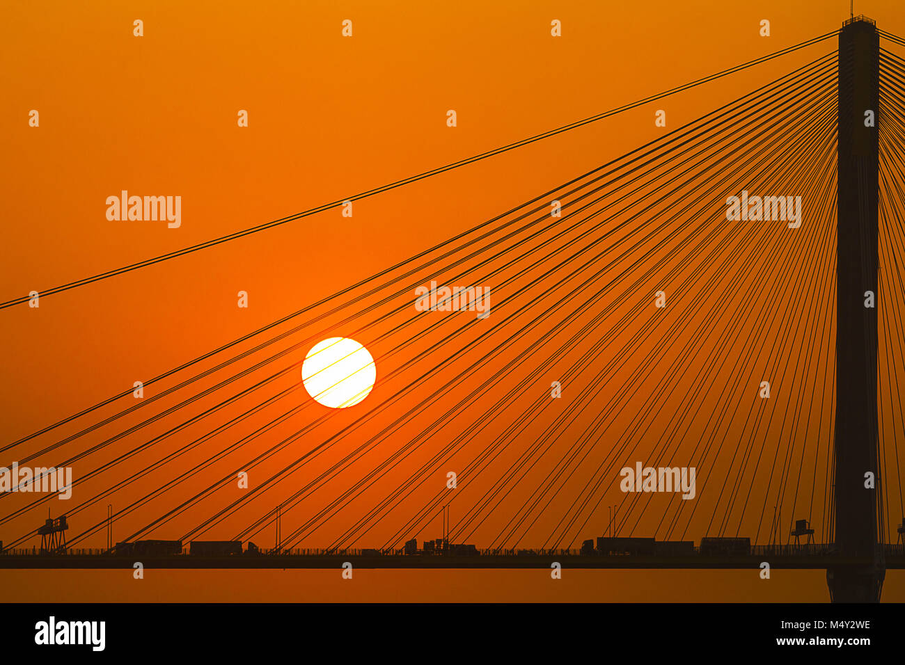 Silhouette einer Brücke unter der Einstellung für Sun Stockfoto