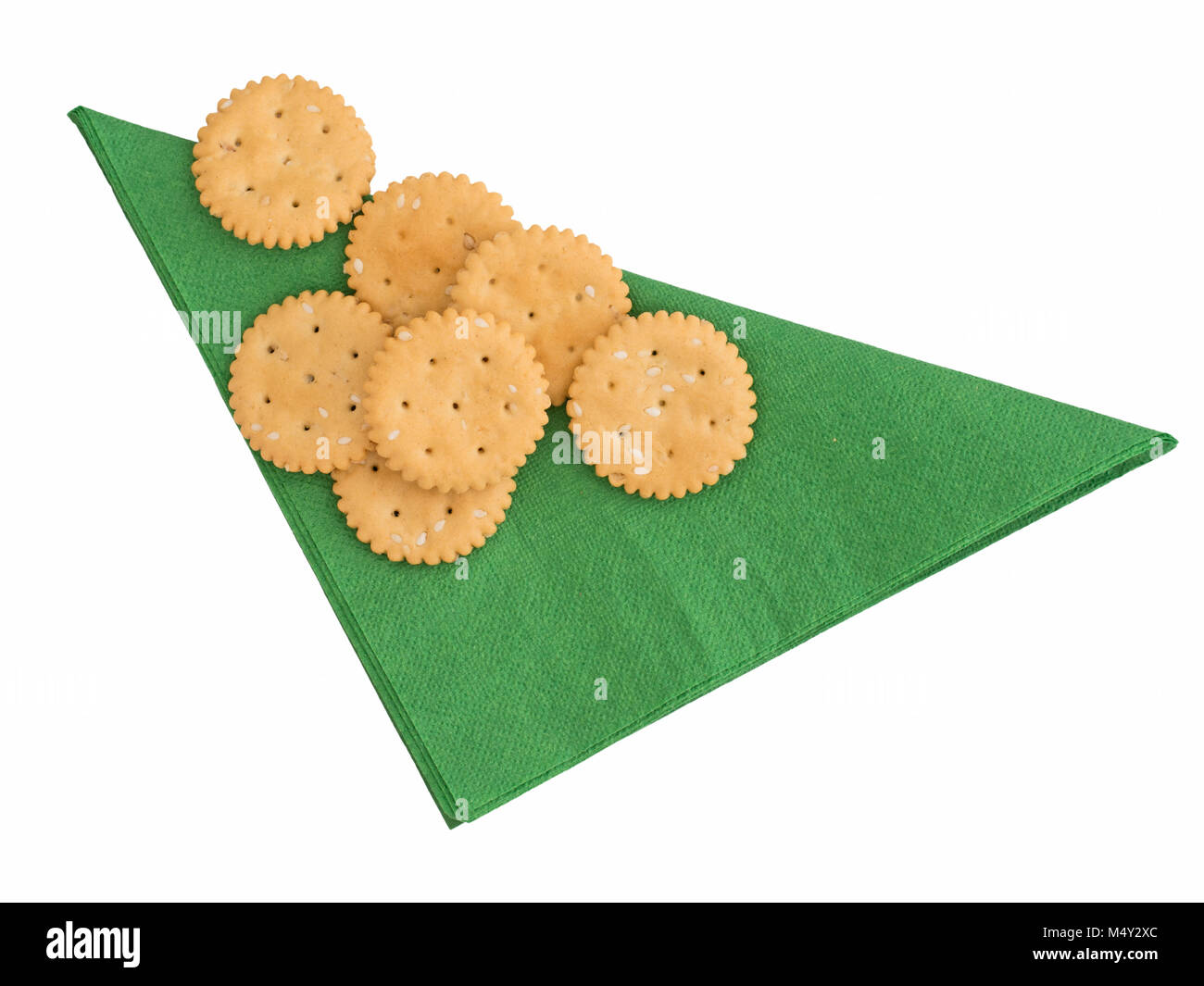Glutenfrei herzhaftes Cracker auf Papier Serviette. Isoliert. Stockfoto