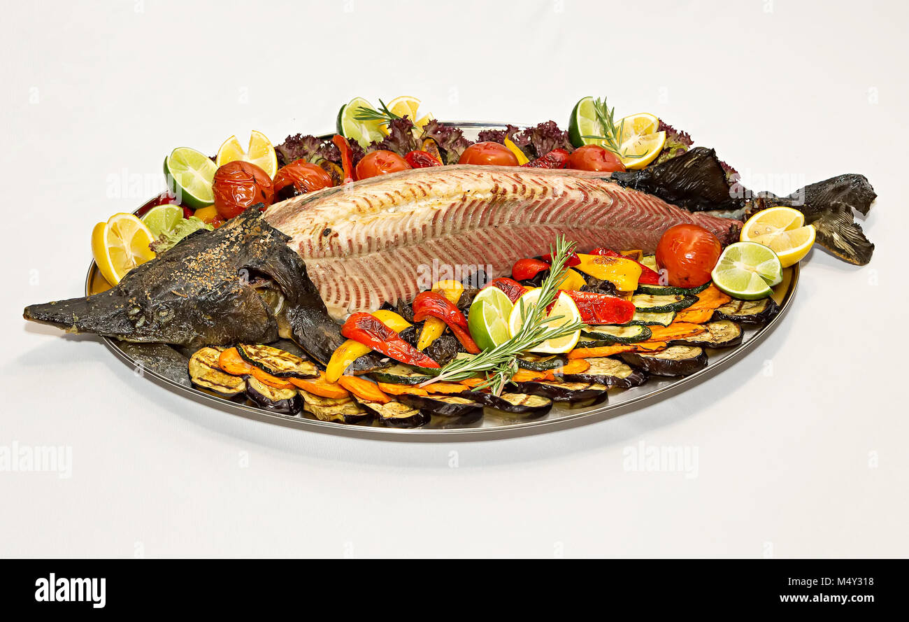 Royal fisch Stör ganz Backen auf dem Grill und serviert mit gebratenem  Gemüse - Cherry Tomaten, Auberginen, Kalk, Paprika, Karotten, Rosmarin  Stockfotografie - Alamy