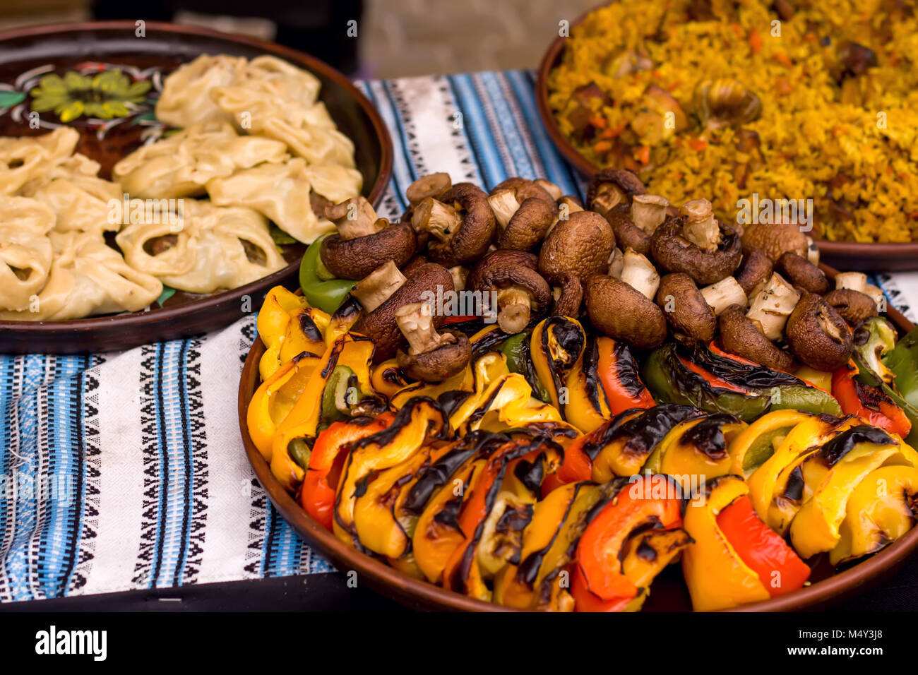 Schaschlik schaschlik fleisch grill frisch -Fotos und -Bildmaterial in ...