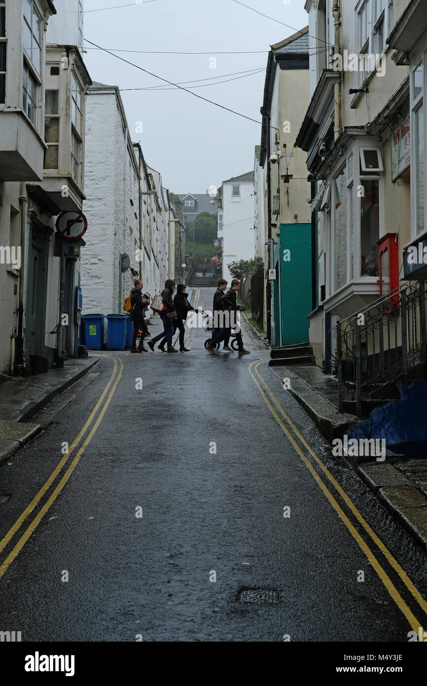 Die Menschen gehen durch einen regnerischen Stadt. Stockfoto
