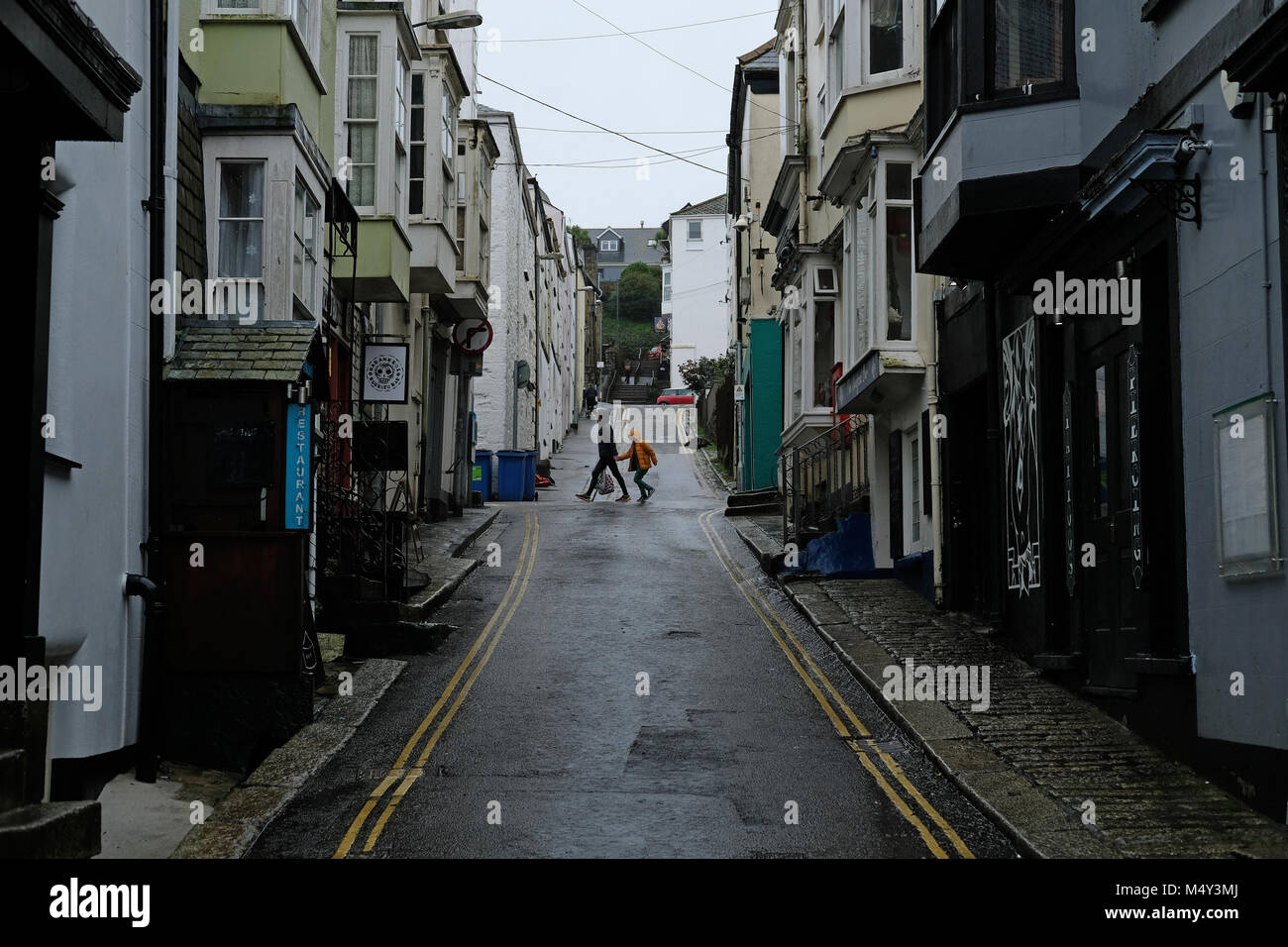 Die Menschen gehen durch einen regnerischen Stadt. Stockfoto