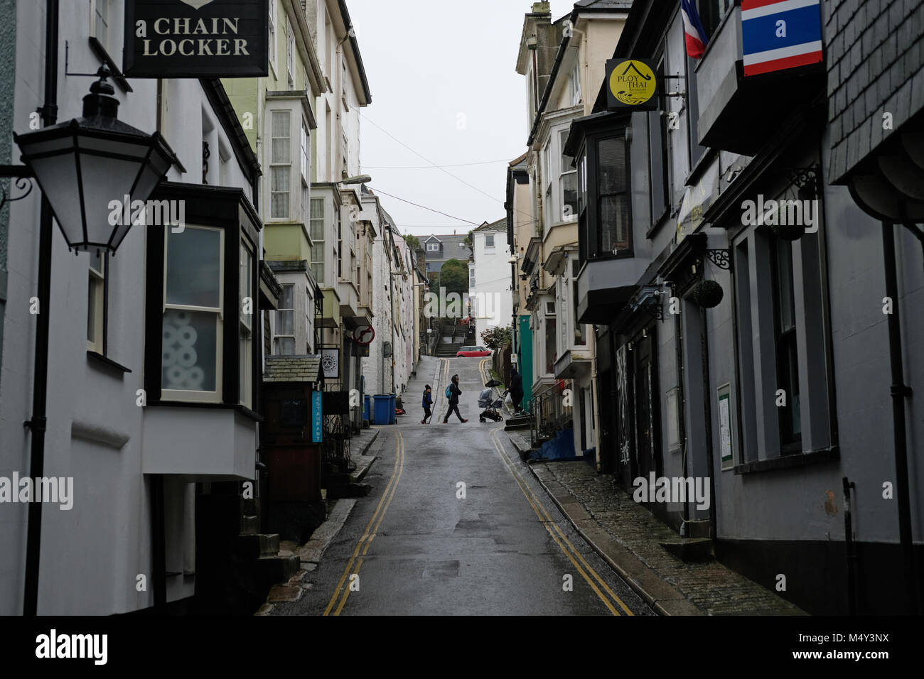 Die Menschen gehen durch einen regnerischen Stadt. Stockfoto