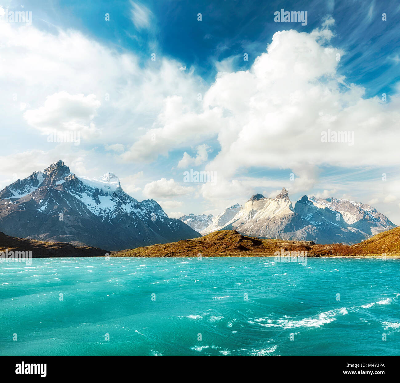 Pehoe See und Los Cuernos (Hörner) im Torres del Paine Nationalpark, Chile. Stockfoto