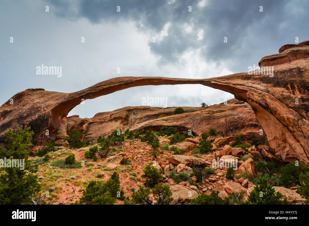 Dunkelgrau Gewitterwolken schweben über Stone Arch im Arches National Park. Stockfoto