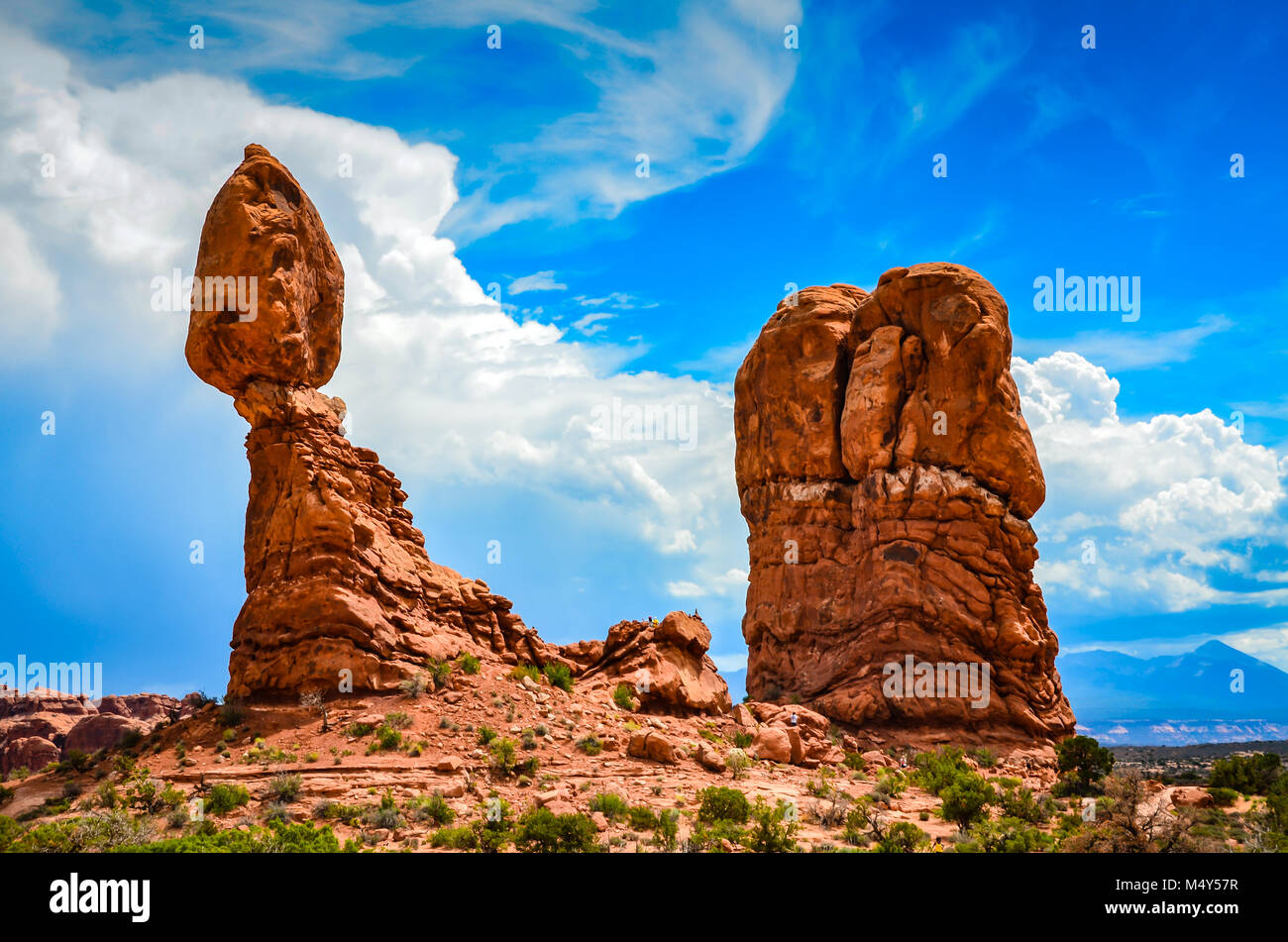 Eine einzigartige geologische Geschichte verwandelt Sandstein in ungewöhnlich rote Felsformationen wie das Balancing Rock. Stockfoto