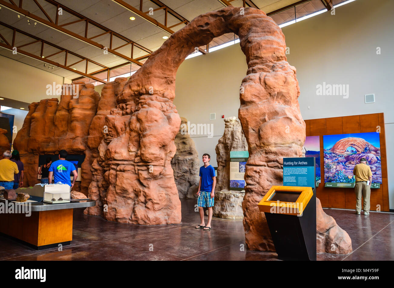 Junge Kollegen bis an Bogen Anzeige innerhalb des Visitor Center in Arches National Park. Stockfoto