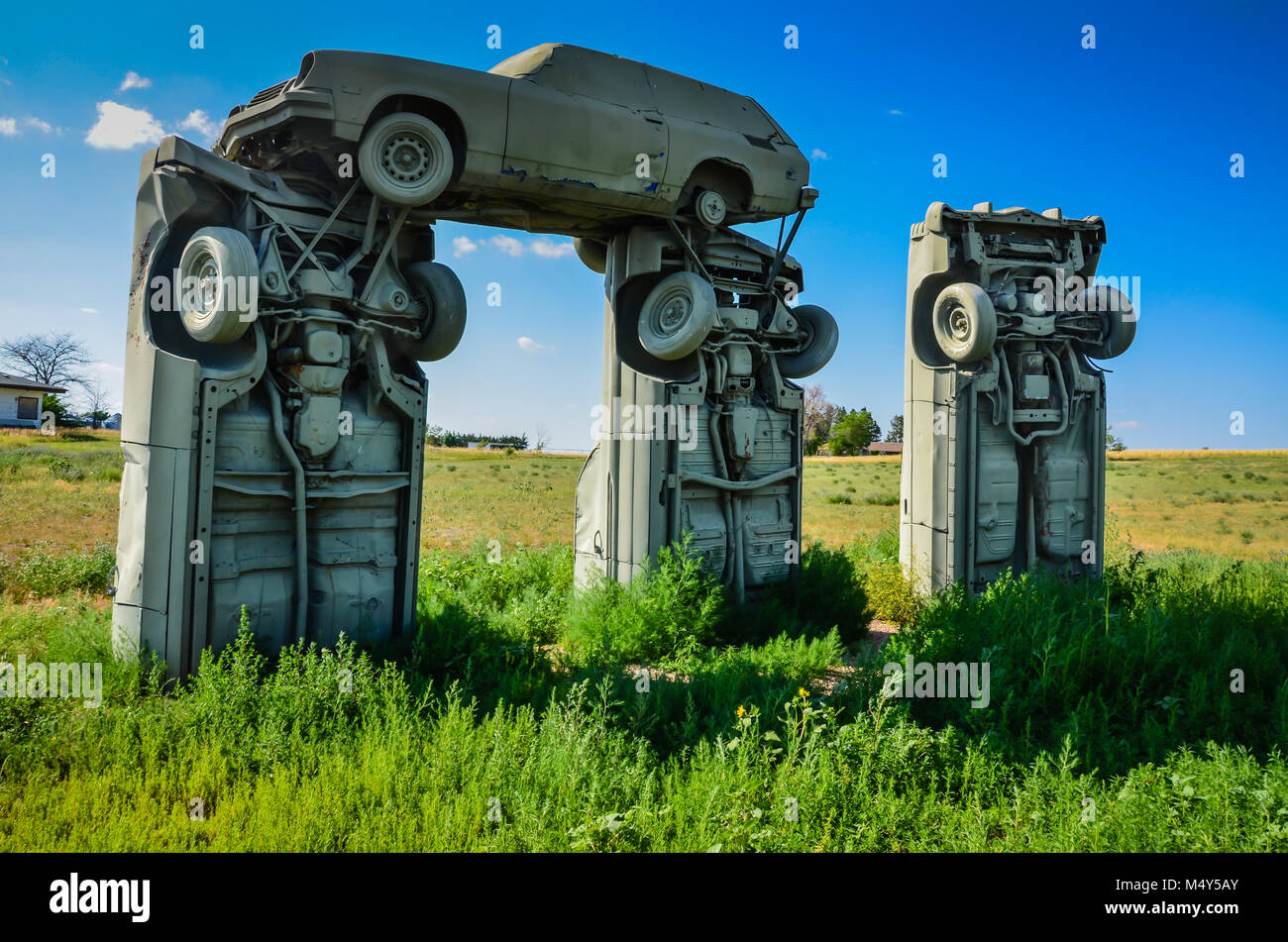 Outdoor Skulptur aus lackiertem grauen Pkw, angeordnet wie Stonehenge, in einem Nebraska Feld zu schauen. Dies ist eine beliebte Attraktion am Straßenrand in der Mitte der Stockfoto