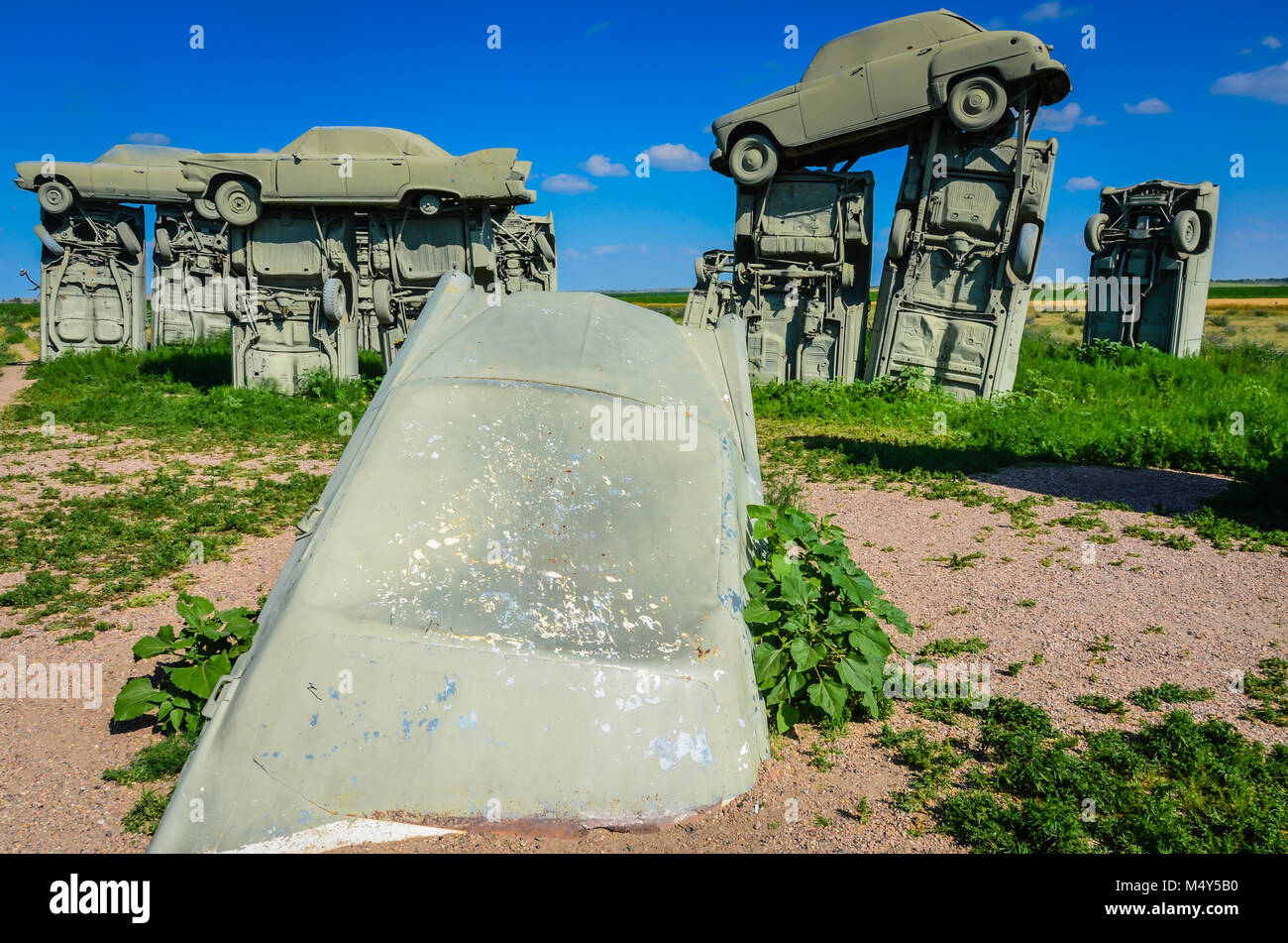 Outdoor Skulptur aus lackiertem grauen Pkw, angeordnet wie Stonehenge, in einem Nebraska Feld zu schauen. Dies ist eine beliebte Attraktion am Straßenrand in der Mitte der Stockfoto